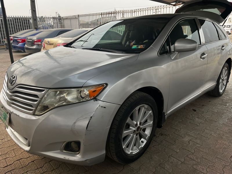 Thumbnail 2 of 2012 Toyota Venza Base